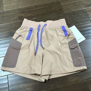 Lululemon multi pocket cargo HR hiking short 5”